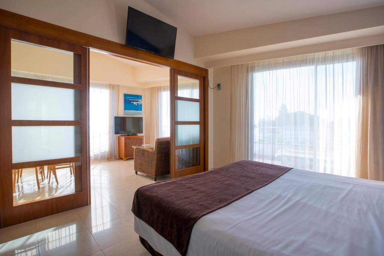 Hotel Miami Mar ซันต์การ์เลสเดลาราปีตา ภายนอก รูปภาพ